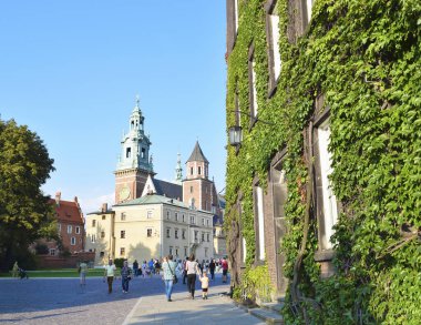 Krakow, Polonya - 9 Eylül 2017: Saints Stanislaus ve Wenceslaus Katedrali birçok Polonya devlet başkanının mezarıdır..