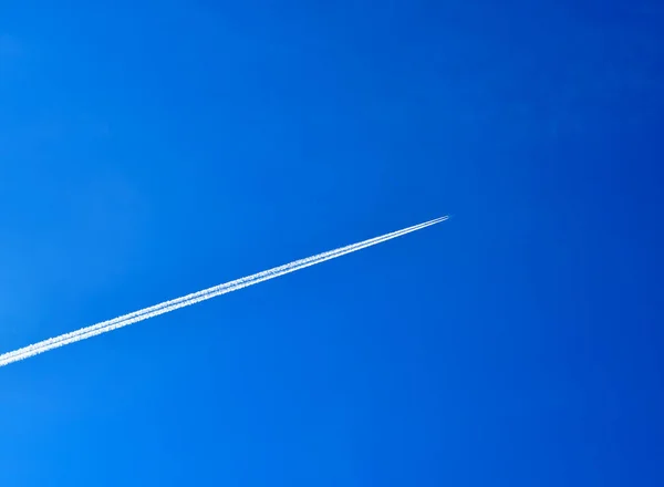 Avião Voador Com Uma Pluma Branca Distância Belo Fundo Céu — Fotografia de Stock