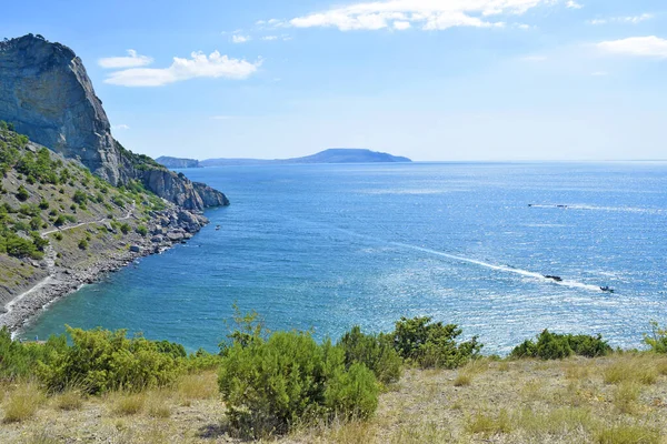 夏のターコイズブルーの海と高い崖と水平線の美しい景色 — ストック写真