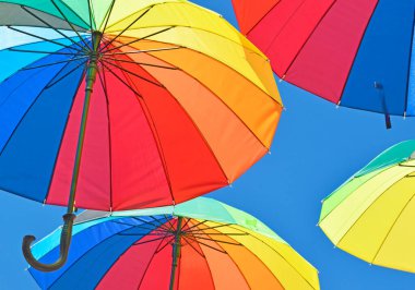 Mavi gökyüzüne karşı güzel renkli şemsiye manzarası