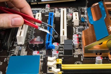 Düzeltmek ve eski oyun anakart cımbız siyah bir tablo ile geri yükleme. İşyeri tamirci bilgisayarlar.