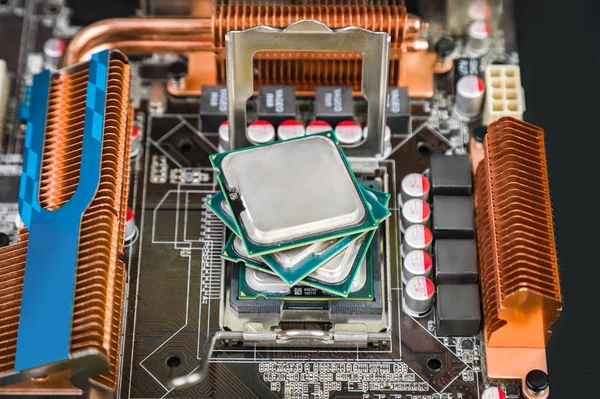 Dört işlemci birbirinin hayranı siyah masa üzerinde oyun tahtası yuvasında şeklinde yalan. Yapay zeka.