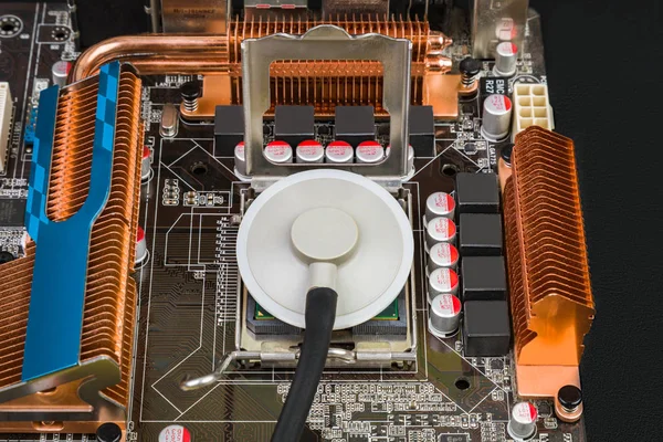 Diagnóstico Processador Com Estetoscópio Uma Velha Placa Mãe Reparação Computadores — Fotografia de Stock