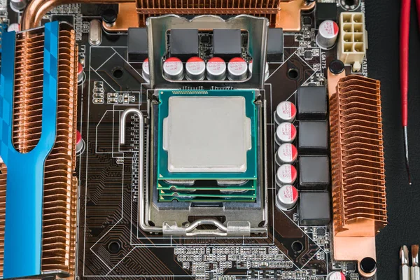 Dört işlemci birbirlerine oyun anakart üzerinde siyah bir tablo içinde yalan. Yukarıdan görüntüleyin. İşyeri tamirci.