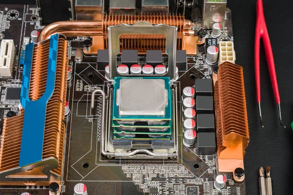 Dört işlemci birbirinin üstüne siyah bir tablo üzerinde turuncu radyatörler ile Anakart soket içinde yalan. Bilgisayar tamircisi