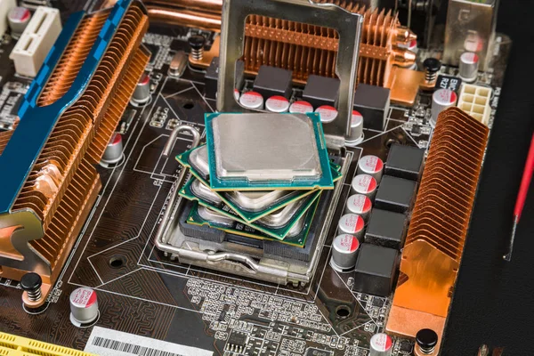 Dört işlemci siyah masa üzerinde bir eski ve tozlu oyun anakart. Geçmiş bilgisayar ve yeni teknolojiler