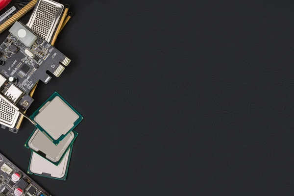 Bilgisayar parçaları ve aksesuarları ile siyah bir tezgah üzerinde teknolojileri alanı, bu kavramı kopya, lay düz. Bilgisayar parçaları