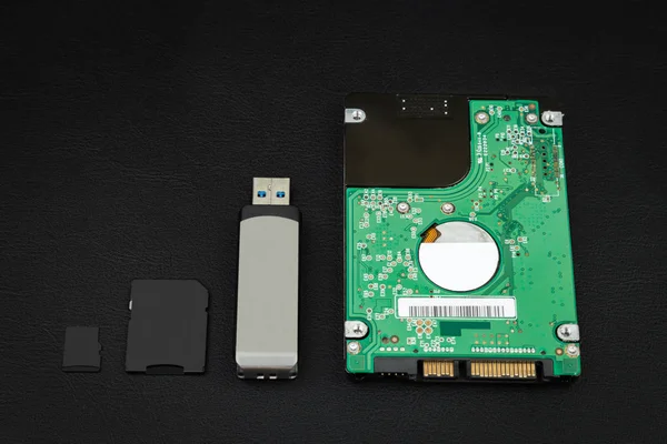 Sabit disk, Usb birden parlamak götürmek, SD oyun kağıdı ve siyah iş istasyonu üzerinde mikro Sd. Veri depolama geliştirilmesi. Teknolojileri ilerleme