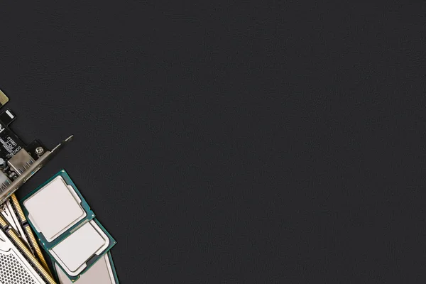 Bilgisayar parçaları ve aksesuarları kopya alanı bir tablo siyah zemin üzerine, bilgisayar teknolojisi, düz kavramı yatıyordu. Bilgisayar parçaları