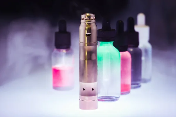 Elektronik sigara ile beş e-sıvı beyaz karanlık bir arka plan üzerinde duman. E-suyu vape. Alternatif sigara
