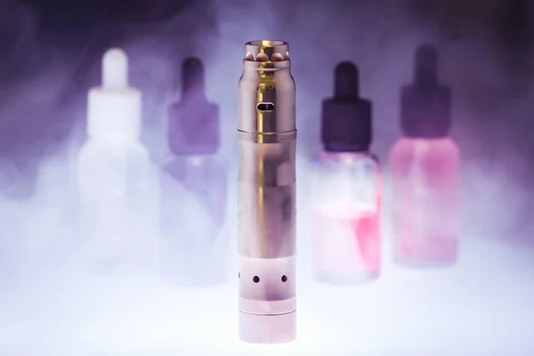 Elektronik sigara ile beş e-sıvı beyaz karanlık bir arka plan üzerinde duman. E-suyu vape. Alternatif sigara