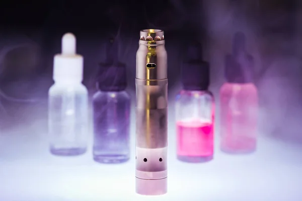 Dört e-sıvı beyaz karanlık bir arka plan üzerinde duman E-sigara. E-suyu vape. Alternatif sigara