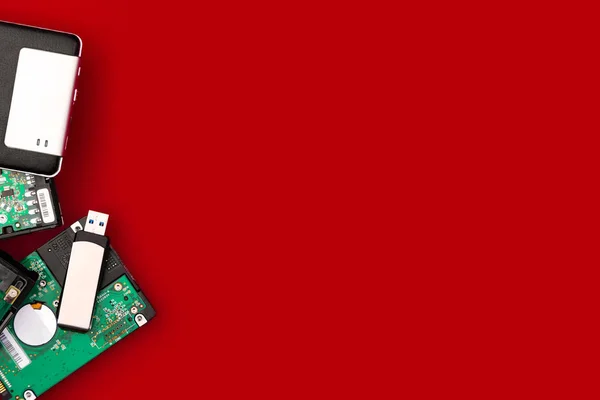 Sabit disk ve flash sürücüde kırmızı zemin çerçeve tarafında. Üstten görünüm sizin metin için yer ile. Bilgisayar depolama kavramı.