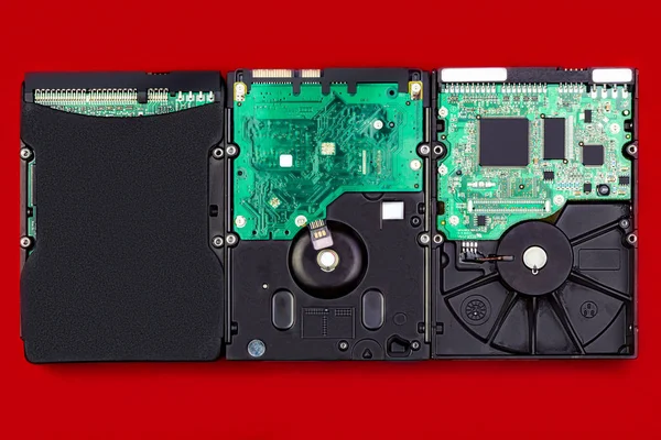 Kırmızı bir arka plan, üstten görünüm üstünde üç bilgisayar sert götürmek. Veri depolama teknolojisi kavramı