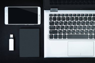 Veri depolama kavramı. Bir dizüstü bilgisayar ile usb birden parlamak götürmek siyah bir tablo, düz yatıyordu için bir taşınabilir hdd bağlanması.