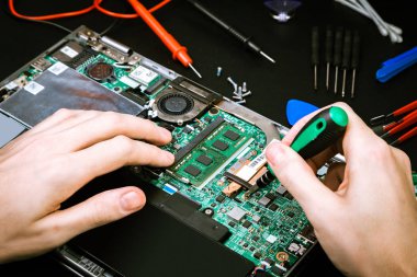 Bir kara tahta üzerinde özel araçlar ile sökülüp laptop tamir işlemi. Bilgisayar onarım uzmanına İşyeri