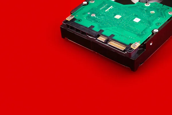 Kırmızı bir arka plan, metin için yer ile bilgisayarınızın sabit diskinde. Bilgisayar veri depolama