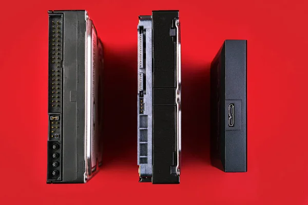 Dahili sabit sürücüler ve kırmızı bir arka plan üzerinde harici hdd. Bilgisayar kavramı. Depolama teknolojisi