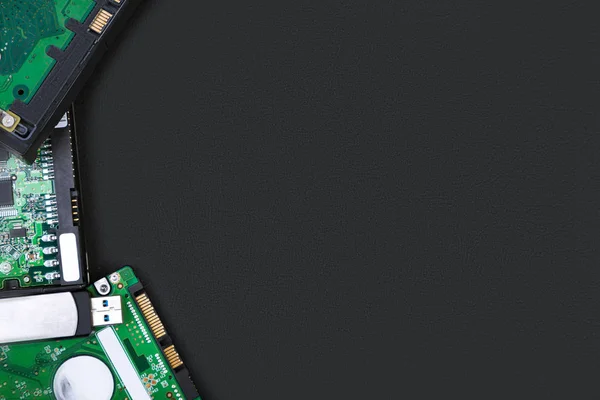Sabit diskler ve siyah zemin çerçeve tarafında birden parlamak götürmek. Üstten görünüm sizin metin için yer ile. Bilgisayar depolama kavramı.
