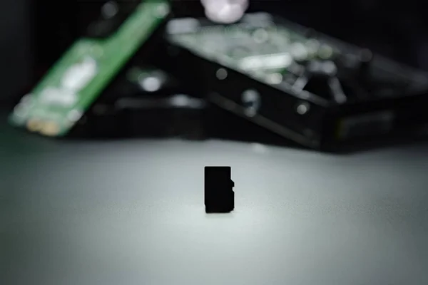 Sabit diskler arka plan yerine mikro Sd kartları için eski depolama yöntemleri silüeti. Bilgisayar ve hdd kavramı.