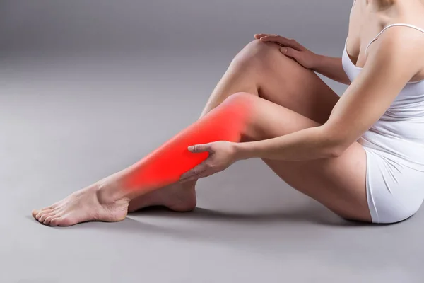 Bolest Ženském Shin Masáž Ženských Nohou Šedém Pozadí Studio Červenou — Stock fotografie