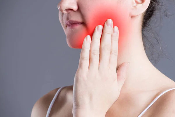 Kobieta Ból Zęba Ból Zębów Zbliżenie Szarym Tle — Zdjęcie stockowe
