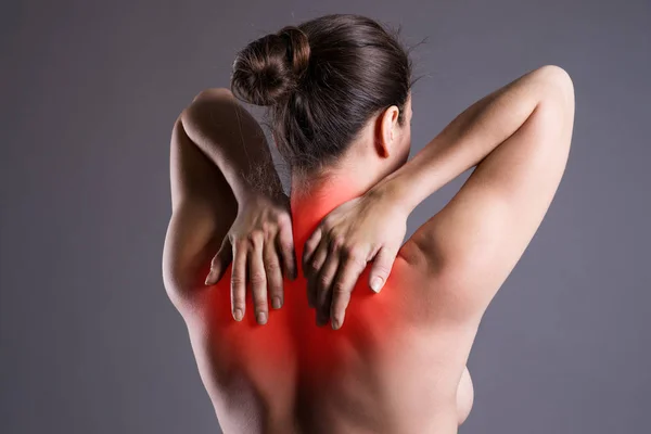 颈部疼痛 妇女与背痛灰色背景 工作室拍摄 — 图库照片