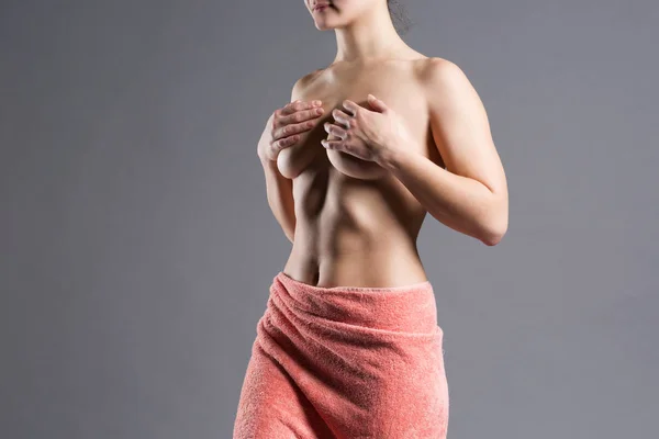 Sexy Mujer Topless Después Ducha Toalla Sobre Fondo Gris Bienestar —  Fotos de Stock
