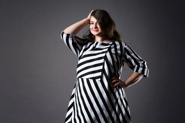 縞模様のドレスのサイズのファッション モデル プラス脂肪のグレー スタジオ背景 太りすぎの女性の身体に女性 — ストック写真
