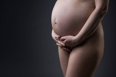 Sanat nude, seksi çıplak hamile kadın siyah stüdyo arka plan, gebelik kavramı üzerinde