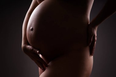 Sanat nude, seksi çıplak hamile kadın siyah stüdyo arka plan, gebelik kavramı üzerinde