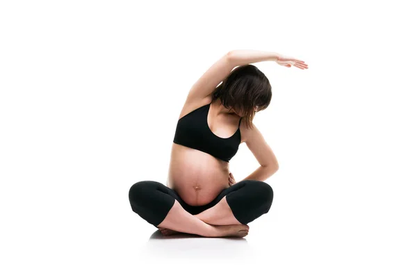 Беременная Женщина Позе Йоги Изолированы Белом Фоне Концепция Беременности — стоковое фото