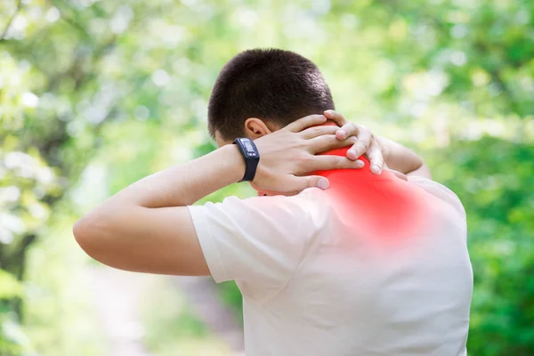 Hombre Con Dolor Espalda Lesión Cuello Trauma Durante Entrenamiento Concepto —  Fotos de Stock