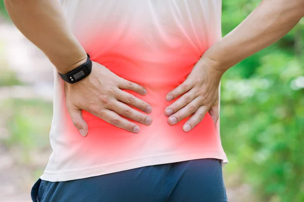 背中の痛み 腎臓の炎症 アウトドア コンセプトのワークアウト中に外傷を持つ男 — ストック写真