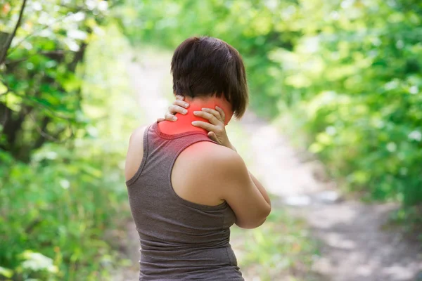 Mujer Con Dolor Espalda Lesión Cuello Trauma Durante Entrenamiento Concepto —  Fotos de Stock