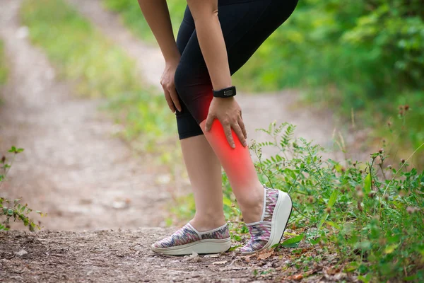 Dolor Espinilla Mujer Masaje Pierna Femenina Lesión Durante Carrera Trauma —  Fotos de Stock