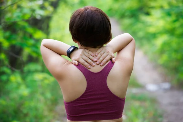 Frau Mit Rückenschmerzen Nackenverletzung Trauma Beim Training Outdoor Konzept — Stockfoto