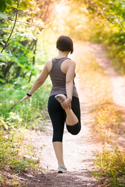 Kvinna Som Uppvärmning Innan Jogging Utomhus Motion Hälsosam Livsstilskoncept — Stockfoto