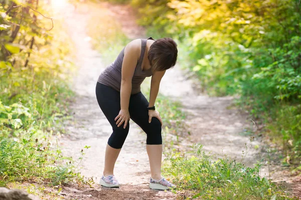 Mulher Cansada Enquanto Corre Exercício Livre Conceito Estilo Vida Saudável — Fotografia de Stock