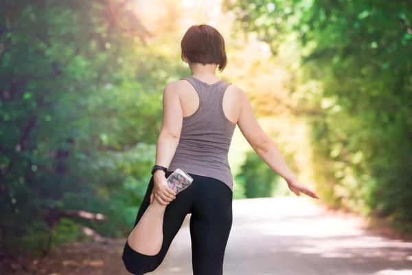 Žena Zahřátí Před Běhání Cvičení Venku Koncept Zdravého Životního Stylu — Stock fotografie