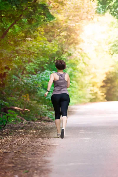 Mulher Correndo Uma Estrada Parque Jogging Livre Conceito Estilo Vida — Fotografia de Stock