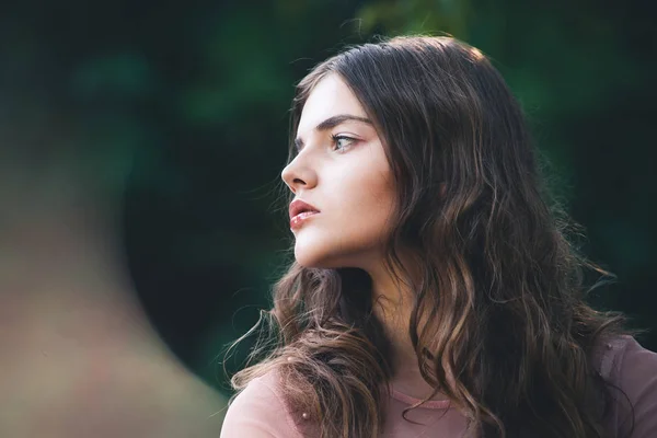 Retrato Atmosférico Jovem Mulher Bonita Cabelos Longos Maquiagem Casual Fundo — Fotografia de Stock