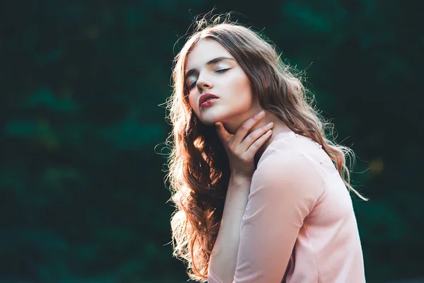 Atmosphärisches Porträt Einer Jungen Schönen Frau Mit Langen Haaren Und — Stockfoto