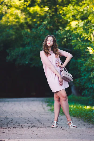 Retrato Comprimento Total Uma Jovem Mulher Branca Bonita Vestido Rosa — Fotografia de Stock