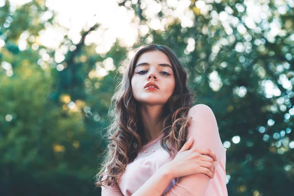 Retrato Atmosférico Mujer Hermosa Joven Pelo Largo Maquillaje Casual Fondo — Foto de Stock