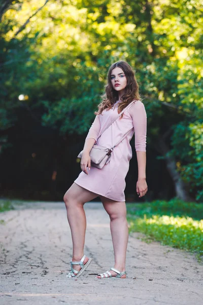 Ganzkörperporträt Eines Schönen Size Modells Rosa Kleid Junge Frau Freien — Stockfoto