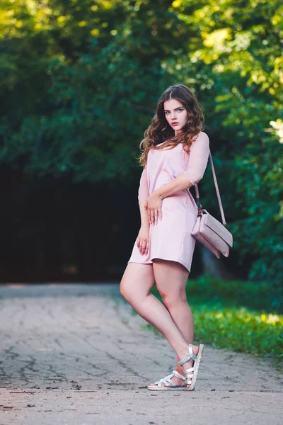 Ganzkörperporträt Eines Schönen Size Modells Rosa Kleid Junge Frau Freien — Stockfoto