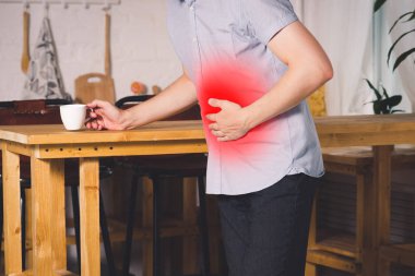 Mide ağrısı, karın ağrısı, acı acı alan kırmızı renkte olan adam