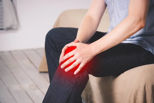 Man Met Pijn Knie Lijden Thuis Pijnlijke Gebied Gemarkeerd Het — Stockfoto