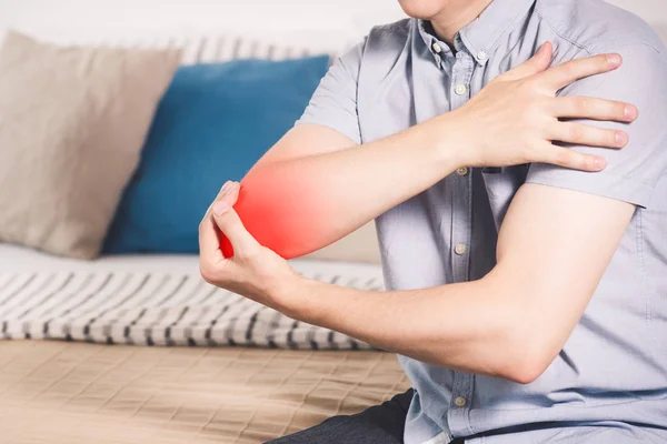 Man Lider Smärta Armbågen Hemma Ledinflammation Smärtande Området Markerade Rött — Stockfoto